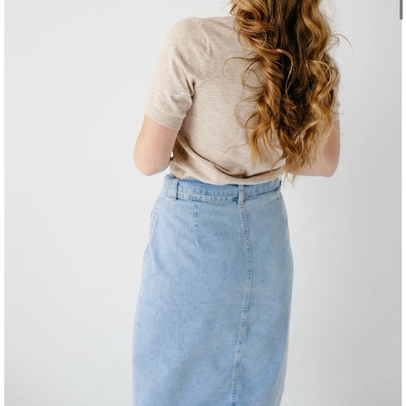 ‘CASSIDY' BUTTON DOWN TIE WAIST DENIM SKIRT IN LIGHT WASH - Picture 5 of 8